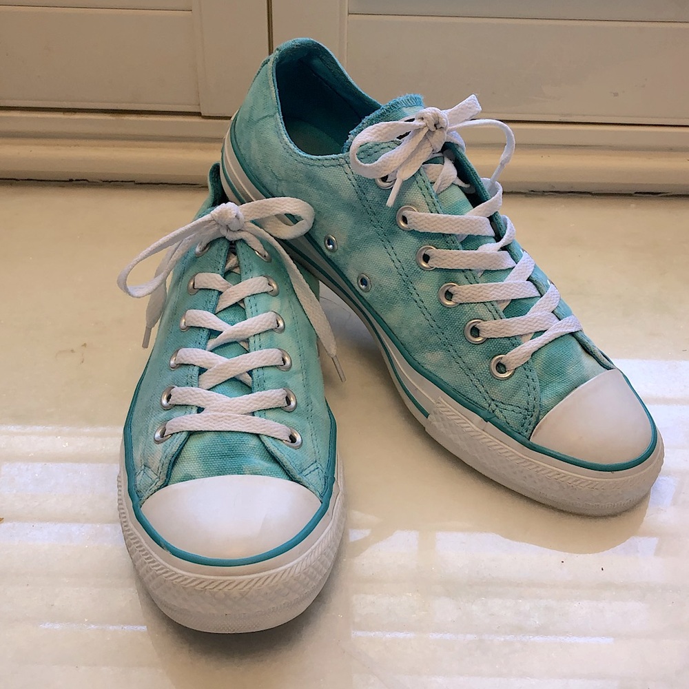 LIKE NEW! Chuck Taylor Converse All Stars Low Tops